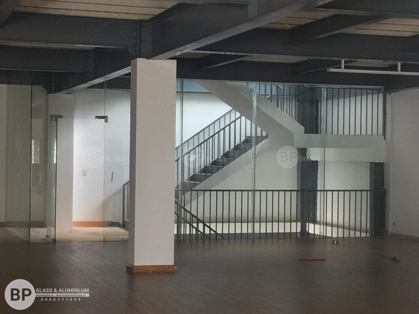 Thi công hoàn thiện vách ngăn kính văn phòng Showroom Rita Võ Depot